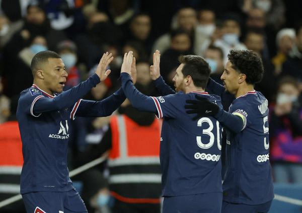 Striker PSG, Kylian Mbappe (kiri) merayakan gol ke gawang Saint-Etienne dengan Lionel Messi dan Marquinhos dalam laga Liga Prancis 2021/2022 di Stadion Parc des Princes, Minggu (27/2/2022). (Foto: REUTERS/Christian Hartmann)