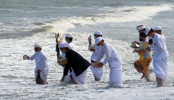 28 Ant Melasti 5 Upacara adat di Bali, upacara Melasti. (Foto: ANTARA)