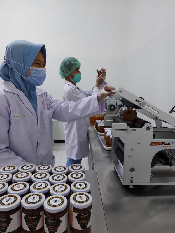 UMKM BeeMa 1 Para karyawan PT BeeMa Boga Arta sedang menyelesaikan tahap produksi di pabrik. (Foto: Istimewa)