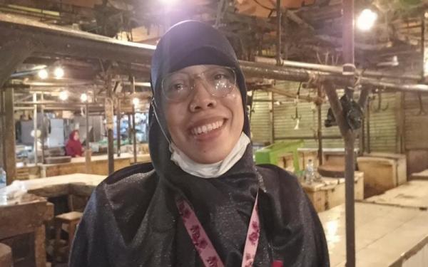 pembeli daging sapi di pasar tambun Salah satu pembeli daging sapi di Pasar Tambun, Bekasi, Maitini Afrida. (Foto: Advenia Elisabeth/MPI)