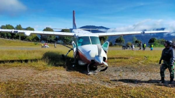 Pesawat Kecelakaan Omega Pesawat Spirit Avia Sentosa (SAS) dengan Nomor PK-FSW kecelakaan di Bandara Bilorai, Distrik Sugapa, Intan Jaya, Papua, Senin (28/2/2022). (Foto: Omega).