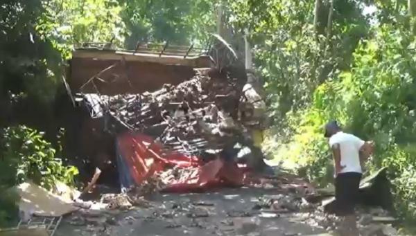 Truk Terguling Google Maps Truk terguling di Tabanan, Bali, Senin (28/2/2022). (Foto: iNews/Made Argawa).