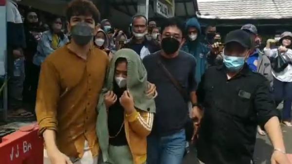 ARISAN BODONG JATINANGOR Tersangka penipuan MAW dan HTP digelandang petugas Polsek Jatinangor untuk dibawa ke Mapolda Jabar. (FOTO: iNews/BEBEN HVA)