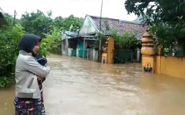 Banjir Pandeglang1 Hujan deras membuat Sungai Cipunten Agung di Pandeglang meluap. (Foto: iNews/Iskandar Nasution).