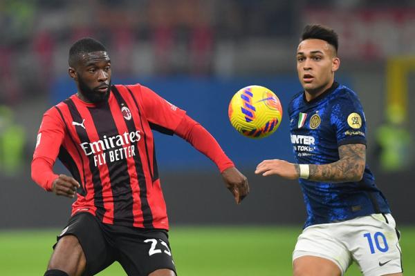 Bek AC Milan, Fikayo Tomori berusaha menjaga ketat striker Inter Milan, Lautaro Martinez dalam laga Coppa Italia 2021/2022 di Stadion San Siro, Rabu (2/3/2022). (Foto: REUTERS/Daniele Mascolo)