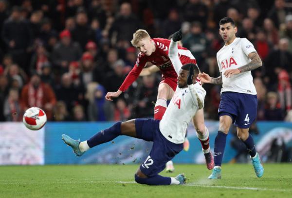 Pemain Middlesbrough, Josh Coburn melepaskan tembakan ke gawang Tottenham Hotspur dalam laga Piala FA 2021/2022 di Stadion Riverside, Rabu (2/3/2022). (Foto: REUTERS/Scott Heppell)