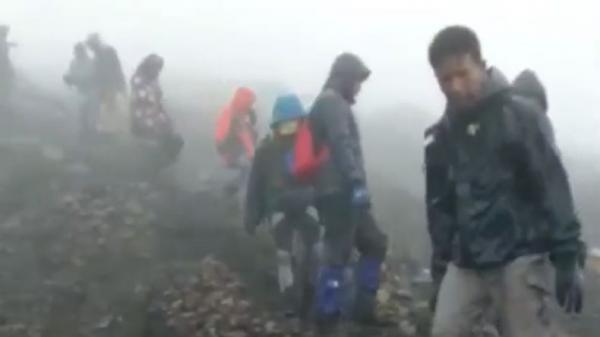 pendaki gunung slamet dipaksa turun Tangkapan layar video amatir suasana ketika para pendaki Gunung Slamet dipaksa turun akibat cuaca buruk. Foto: iNews/Yunibar.