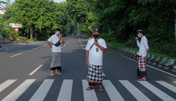 03 Ant Pecalang Nyepi 2 Pecalang di Bali menggunakan kain kotak hitam putih (Foto: Ketut Catur Kusumaningrat)