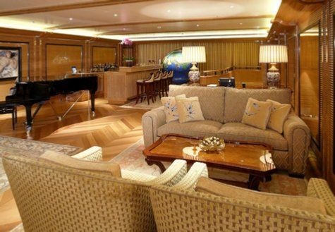 ruangan santai disertai bar di kapal pesiar Dilbar. (foto: daily mail)