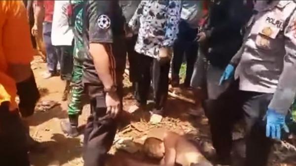Pelaku mutilasi Pelaku mutilasi bocah di Lampung Timur, saat ditangkap polisi dengan bantuan warga (Istimewa)