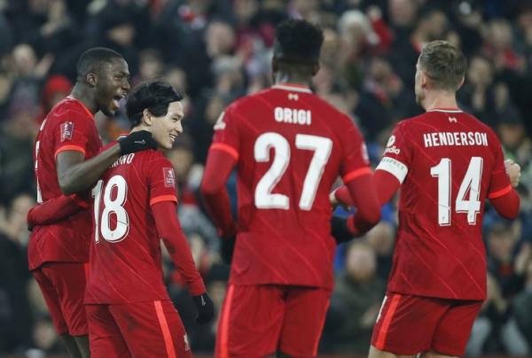 Winger Liverpool, Takumi Minamino (kedua dari kiri) merayakan gol ke gawang Norwich City dalam laga Piala FA 2021/2022 di Stadion Anfield, Kamis (3/3/2022). (Foto: REUTERS/Craig Brough)