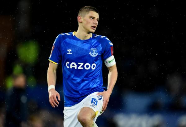 Pemain Everton asal Ukraina, Vitaliy Mykolenko Pemain Everton asal Ukraina, Vitaliy Mykolenko menjadi kapten saat melawan Boreham Wood dalam laga Piala FA 2021/2022 di Stadion Goodison Park, Jumat (4/3/2022). (Foto: REUTERS/Peter Powell)