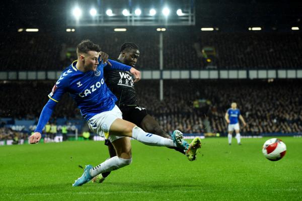 Pemain Everton, Nathan Patterson ditempel ketat pilar Boreham Wood, Jacob Mendy dalam laga Piala FA 2021/2022 di Stadion Goodison Park, Jumat (4/3/2022). (Foto: REUTERS/Peter Powell)