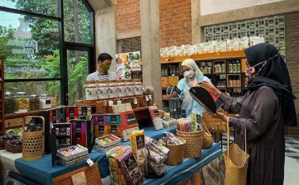 Pengunjung mengamati ragam produk petani di gerai Javara Culture, Kemang, Jakarta. (Foto: Javara.co.id)