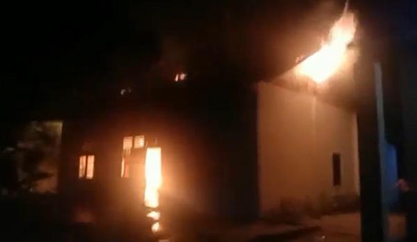 Kebakaran rumah di Jalan Dayak Permai, Kota Palangka Raya, Jumat (4/3) malam. (Foto: iNews/Ade Sata).