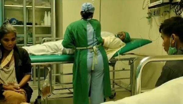 Keluarga Luh Ayu Widiani dirawat di RSUD Buleleng usai dianiaya pada Jumat (4/3/2022) malam. (Foto: iNews/Pande Wismaya).