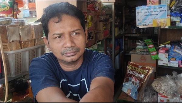Pedagang di Lubang Buaya, Jaktim Kenaikan harga gas LPG membuat sejumlah pedagang enggan menjual gas ukuran 12 kg, salah satunya pedagang yang menjual gas di Lubang Buaya, Jaktim, Munzir. (Foto: Iqbal Dwi Purnama/MPI)