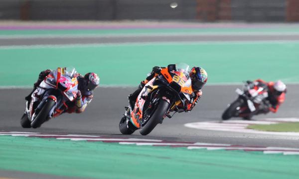 Pembalap Gresini Racing, Enea Bastianini Pembalap Gresini Racing, Enea Bastianini (33) memacu motornya dalam MotoGP Qatar 2022 di Sirkuit Losail, Doha, Qatar, Minggu (6/3/2022). (Foto: REUTERS/Ibraheem Al Omari)