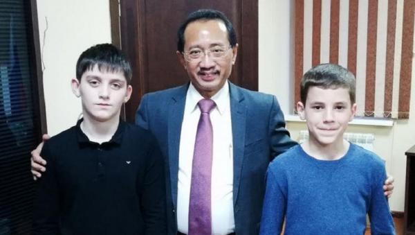 M Wahid Supriyadi, mantan Dubes RI untuk Federasi Rusia dan Republik Belarus bersama dua anak bernama Sukarno. (Foto: Kemlu)