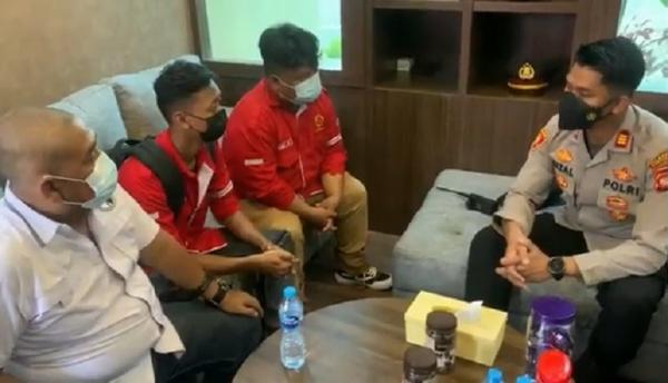 Pengeroyokan Mahasiswa Untan2 Kapolsek Pontianak Selatan melakukan klarifikasi dengan pengurusu BEM. (Foto: iNews/Uun Yuniar).