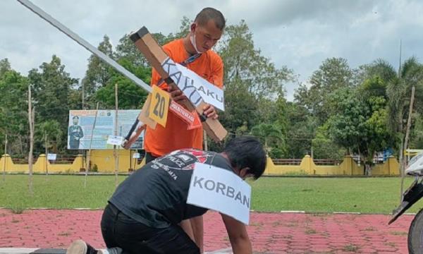 Rekon Bangka Tengah Rekonstruksi pembunuhan di Desa Cambai, Kecamatan Namang, Bangka Tengah, Senin (7/3/2022). (Foto: iNews/Rachmat Kurniawan).