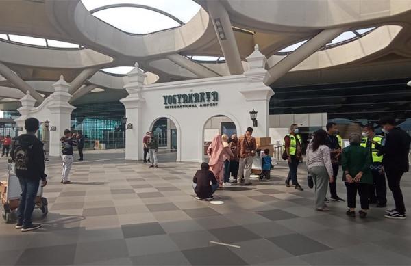 bandara yia Sejumlah penumpang nampak memadati terminal keberangkatan di Bandara YIA. (foto: iNews.id/Budi Utomo)