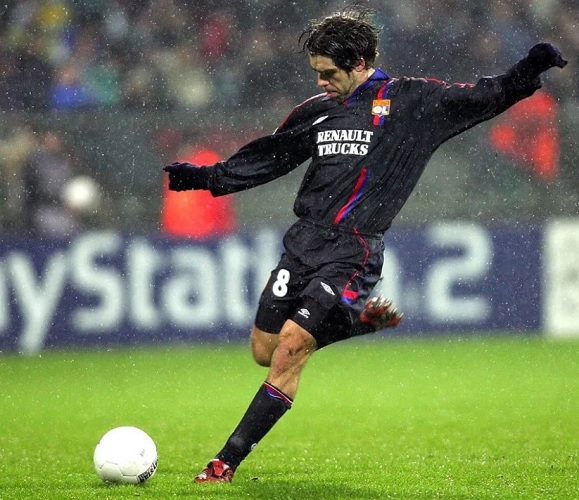 Juninho Juninho Pernambucano pemain berjuluk dewa tendangan bebas asal Brasil. (foto: Instagram).