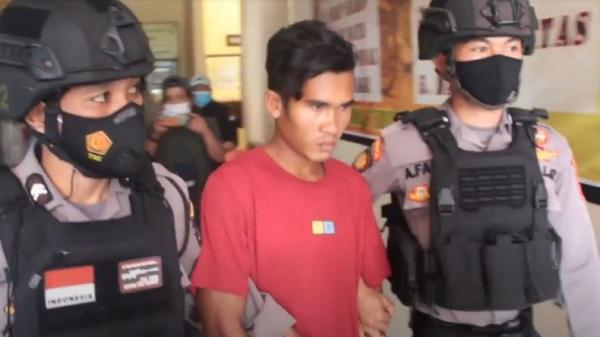 DL yang menikam Kapolsek Towea Ipda La Ode Ali Musmin saat ekspose perkara di Polres Muna Barat, Selasa (8/3/2022). (Foto: iNews/Andhy Eba)