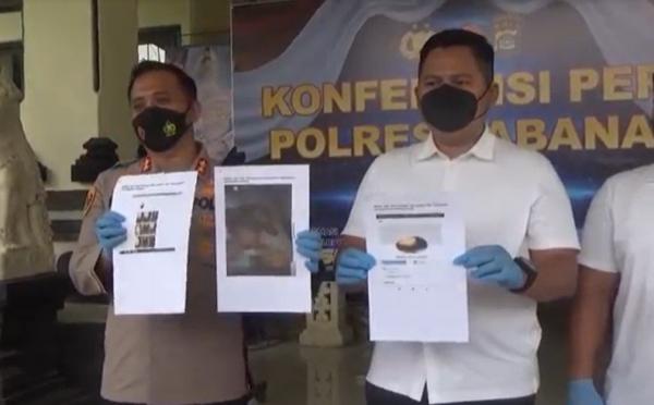 Foto telanjang mantan pacar disebar DK melalui handphone. (Foto: iNews/Made Argawa).