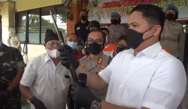 Senjata tajam yang digunakan IWK alias Balon menganiaya korban. (Foto: iNews/Indira Arri).