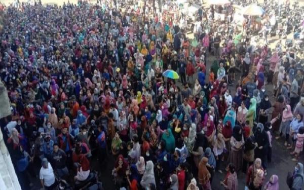 Antrean minyak goreng 1 Ribuan warga rela antre demi mendapatkan minyak goreng murah pada operasi pasar di Lubuklinggau. (Foto: Dede F)