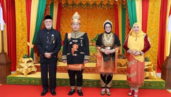 Dudung Aceh KSAD Jenderal TNI Dudung Abdurachman dianugerahi gelar kehormatan adat Aceh yakni Sri Lila Meukuta Abdurachman dan Istri Cut Nyak Rahma. (Foto Dispenad).