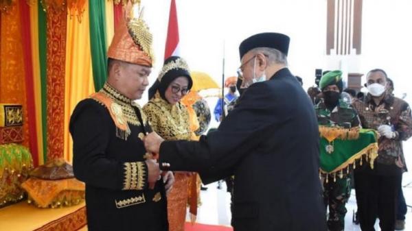 KSAD di aceh KSAD Jenderal TNI Dudung Abdurachman dan Ketua Umum Persit Kartika Chandra Kirana Rahma Dudung Abdurachman mengenakan pakaian adat Aceh saat terima gelar kehormatan adat. (Foto: ist)