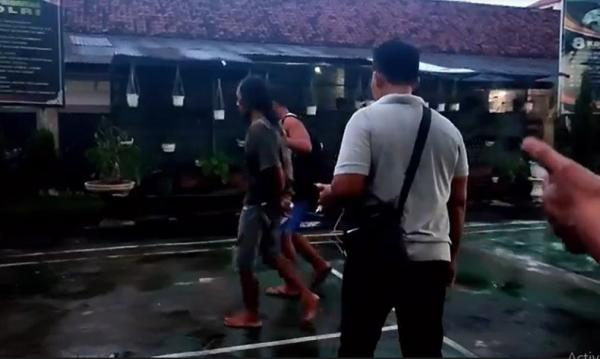 Iskak Jaelani ditangkap petugas Polsek Kota Singaraja. (Foto: iNews/Pande Wismaya).