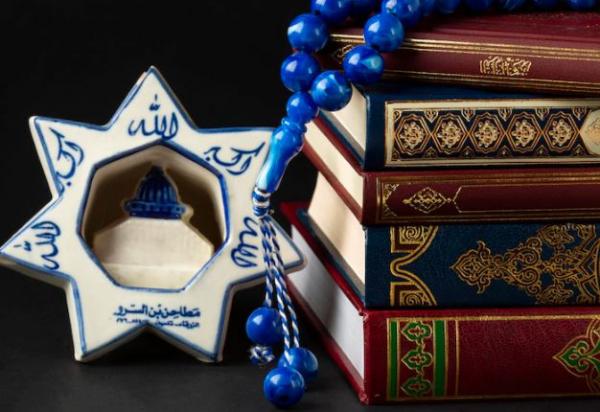 Ayat Al Quran tentang Toleransi Menghadiahkan mushaf Al Quran merupakan salah satu bentuk amalan yang pahalanya terus mengalir. (Foto: Freepik)