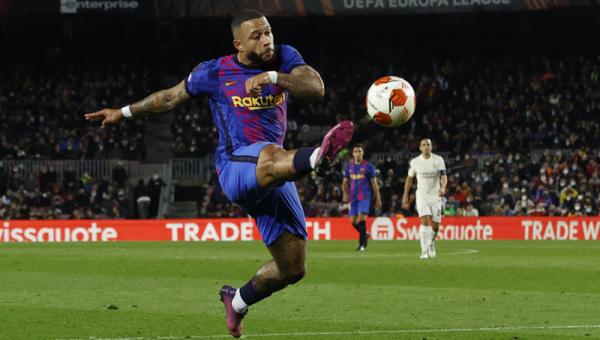 Penyerang Barcelona Memphis Depay beraksi melawan Galatasaray pada babak 16 Besar Liga Europa di Camp Nou, Jumat (11/3/2022) dini hari WIB. (Foto: REUTERS/Albert Gea)