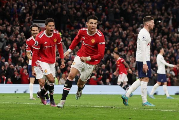 Manchester United menang 3-2 atas Tottenham Hotspur 3-2 dalam lanjutan Liga Inggris 2021-2022. Penyerang Manchester United, Cristiano Ronaldo mencetal hattrick. (foto:  REUTERS/Phil Noble).