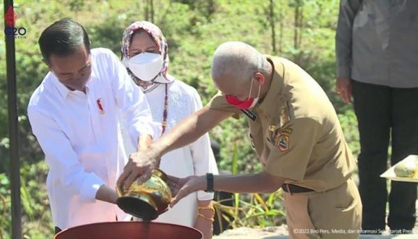 Jokowi Tanah 2 Presiden Jokowi memasukan tanah dan air yang dibawa gubernur seluruh Indonesia ke Bejana Nusantara. (Foto ist).