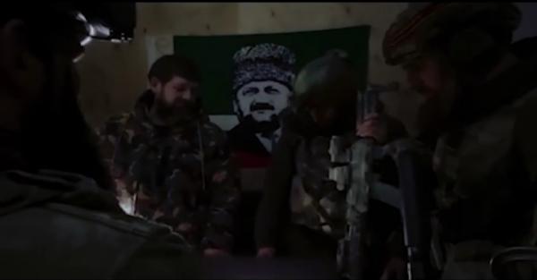 Ramzan Kadyrov Dan Pasukan Chechnya Tangkapan layar video Pemimpin Chechnya, Ramzan Kadyrov, tengah berdiskusi dengan pasukan militernya yang diduga berlangsung saat serangan Rusia ke Ukraina. (Foto: Telegram/Grozny TV)