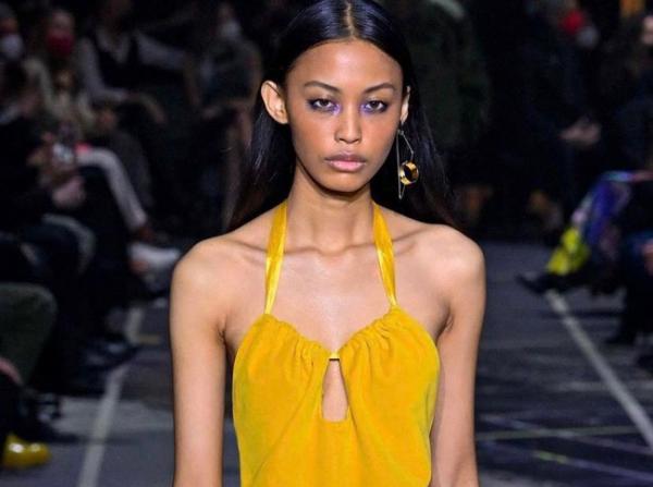Nafa Salvana di Milan Fashion Week 2022. Nafa Salvana di Milan Fashion Week 2022. (Foto: twitter)