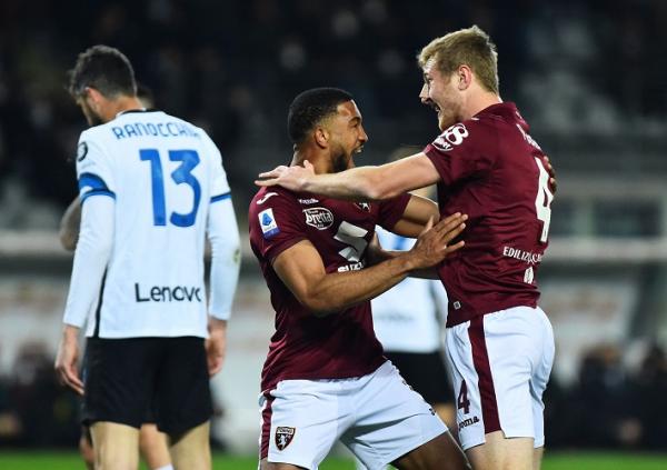 Pemain Torino, Bremer Tommaso Pobega Pemain Torino, Bremer merayakan gol ke gawang Inter Milan bersama Tommaso Pobega dalam laga Liga Italia 2021/2022 di Stadion Olimpico, Turin, Senin (14/2/2022). (Foto: REUTERS/Massimo Pinca)