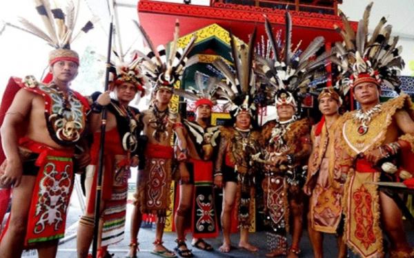Pakaian Adat Kalimantan Barat Suku Dayak Pakaian Adat Kalimantan Barat Suku Dayak (Foto: umkmkalbar.id)