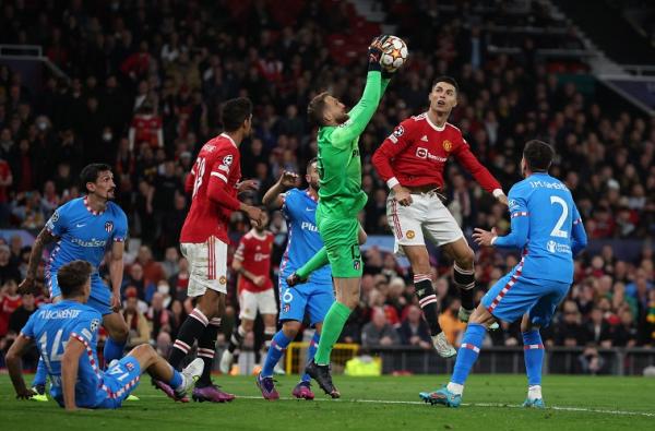 Man United harus mengumbur mimpi melangkah lebih jauh di Liga Champions 2021/2022. Man United kalah 0-1 atas Atletico Madrid di leg kedua 16 besar. (foto: REUTERS/Phil Noble).