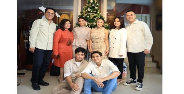 Nur Afni bersama dengan keluarga besar dan mantan suaminya. (Foto: instagram)
