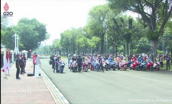 Parade Motogp di Jakarta Sebanyak 20 pembalap dari kelas MotoGP hingga Moto3 berparade di jalanan Jakarta. Mereka menyapa sejumlah pendukung yang telah menanti di sepanjang jalan. (foto: Youtube Setpres).