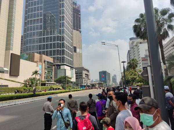 suasana bunderan HI Sebanyak 20 pembalap dari kelas MotoGP hingga Moto3 berparade di jalanan Jakarta. Mereka menyapa sejumlah pendukung yang telah menanti di sepanjang jalan. (foto: MPI/Cikal).