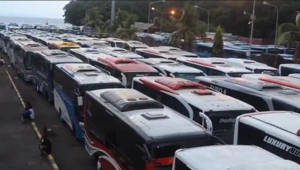 Bus Antre Padangbai Ratusan bus mengantre di Pelabuhan Padangbai jelang MotoGP beberapa waktu lalu. (Foto: iNews/Yunda Ariesta).