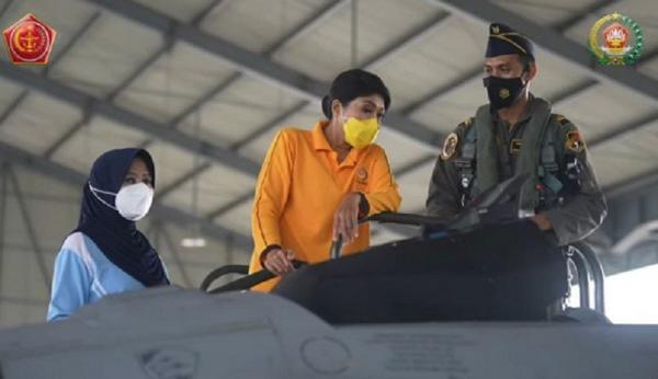 Hetty Pesawat 2 Istri Panglima TNI Jenderal Andika Perkasa Diah Erwiany Trisnamurti Hendrati. (Foto YouTube Jenderal Andika Perkasa).