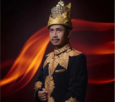 Pakaian adat Aceh untuk laki-laki dan perempuan yang penuh dengan filosofi budaya serta sejarah di dalamnya. (Foto: Instagram:@_sultanphoto)