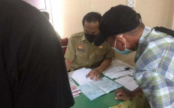 Dok Kependudukan Entikong Dukcapil menerbitkan 1.222 dokumen kependudukan di Entikong. (Foto: Ist)